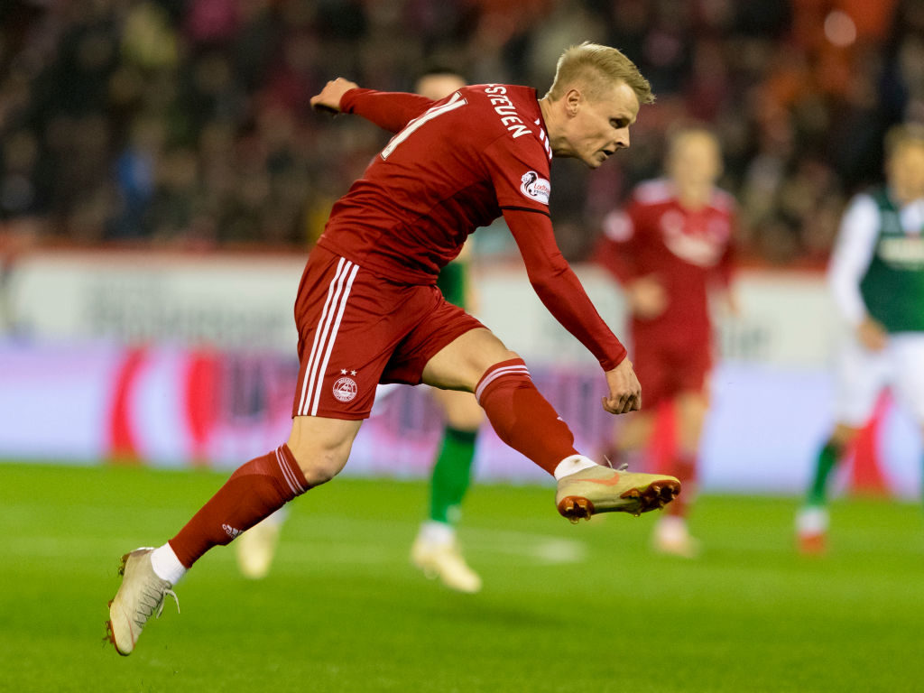 9th November 2018, Pittodrie Stadium, Aberdeen, Scotland; Ladbrokes Premiership football, Aberdeen versus Hibernian; Gary Mackay-Steven of Aberdeen shoots and scores the opening goal for 1-0 in the 40th minute