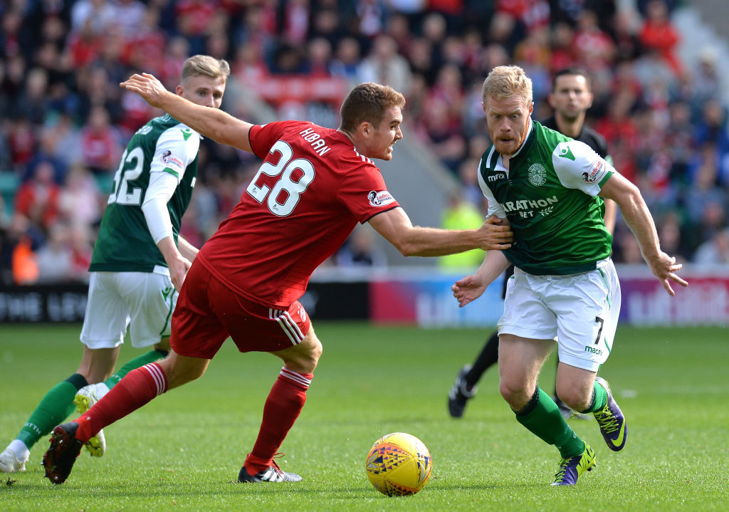 EDINBURGH, SCOTLAND - AUGUST 25: Tommie Hoban of Aberdeen challenges Daryl Horgan of Hibernian during the Scottish Premier League match between Hibernian and Aberdeen at Easter Road on August 25, 2018 in Edinburgh, Scotland.