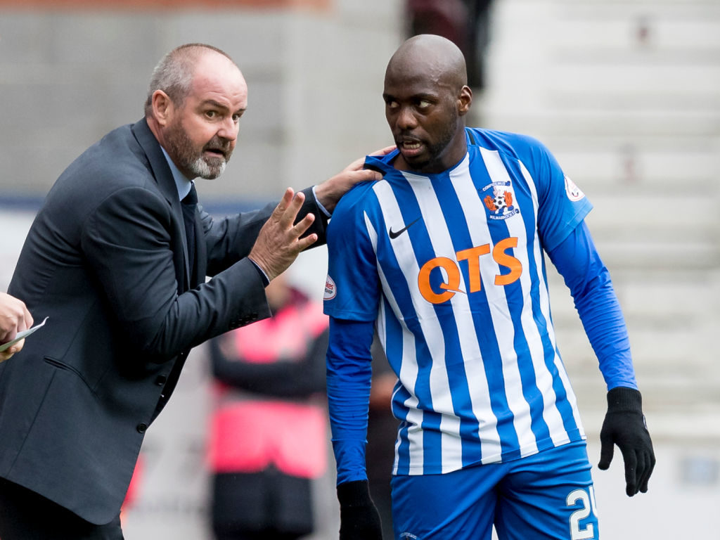 4th May 2019, Tynecastle Park, Edinburgh, Scotland; Ladbrokes Premiership football, Heart of Midlothian versus Kilmarnock; Steve Clarke Kilmarnock Manager give out instructions to Youssouf Mulumbu of Kilmarnock 