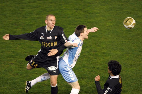 Strasbourg's Kevin Gameiro (R) fights for the ball with Monaco's Malaury Martin on April 5, 2008 during the League 1 football match Strasbourg vs Monaco in Strasbourg. AFP PHOTO OLIVIER MORIN