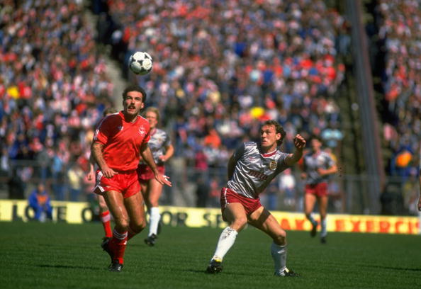 1986:  Sandy Clarke (centre) of Hearts and Willie Miller (left) of Aberdeen both go for the ball during the Scottish Cup Final match at Hampden Par...