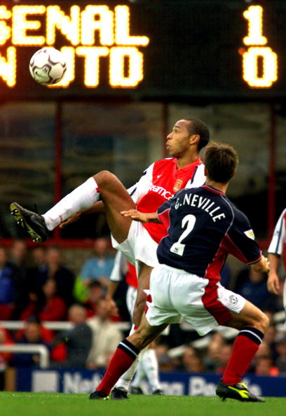 Arsenal's Thierry Henry (L) tries to control the b